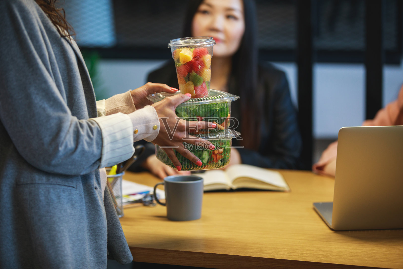 这是给辛勤工作的女士们的最健康的菜单照片摄影图片
