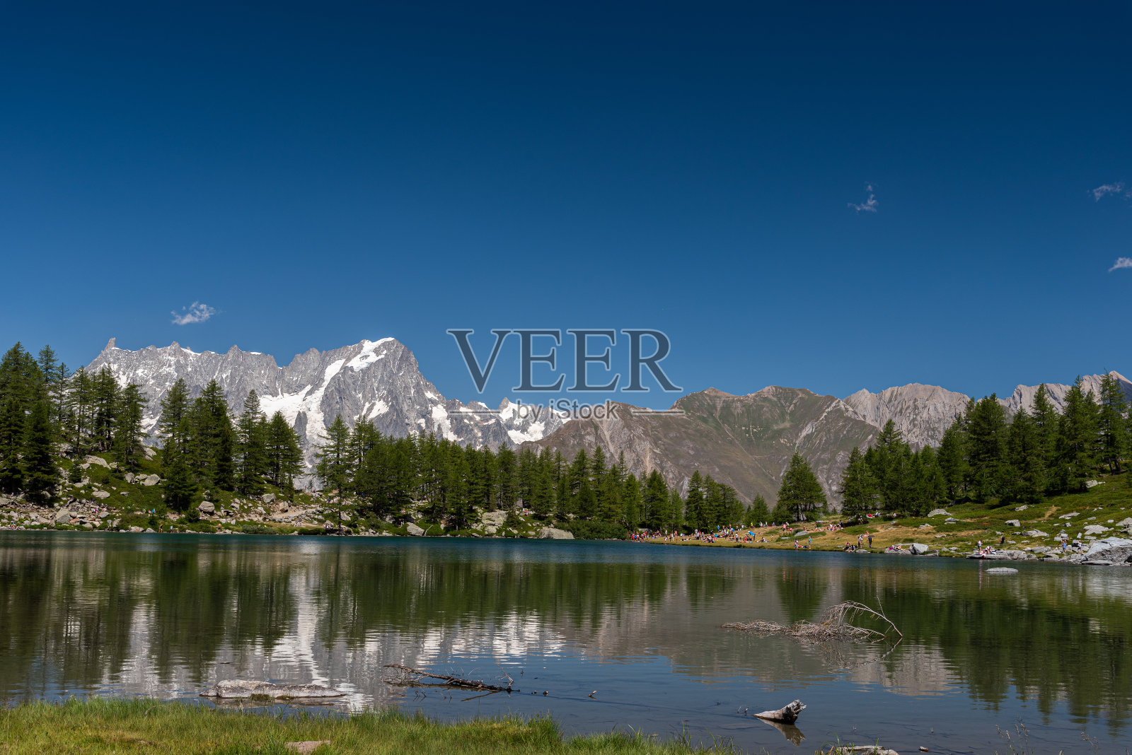 美妙的Arpy湖，一个冰川水镜子设置在美丽的高山环境。照片摄影图片