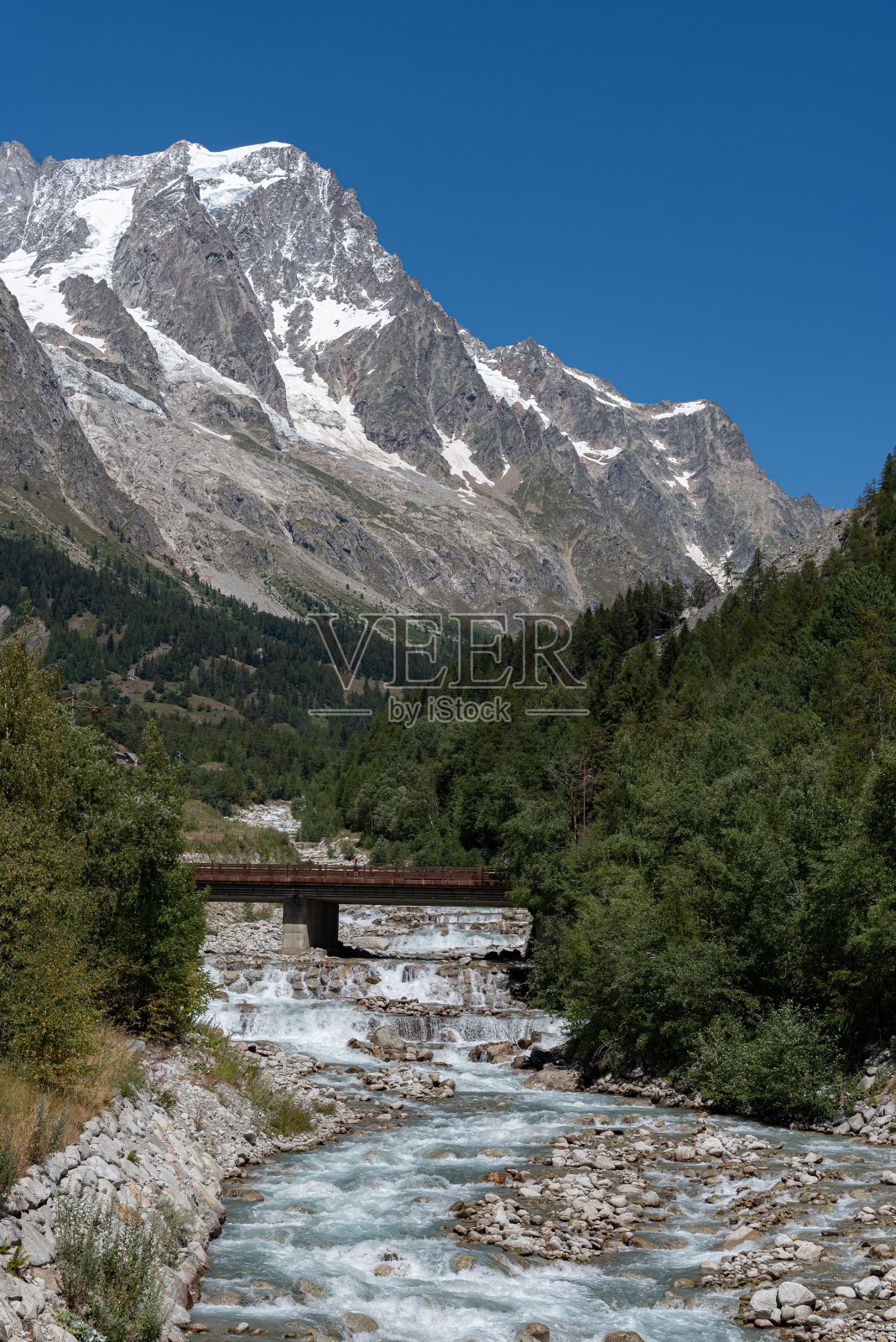 奥斯塔山谷，意大利白朗峰山丘照片摄影图片