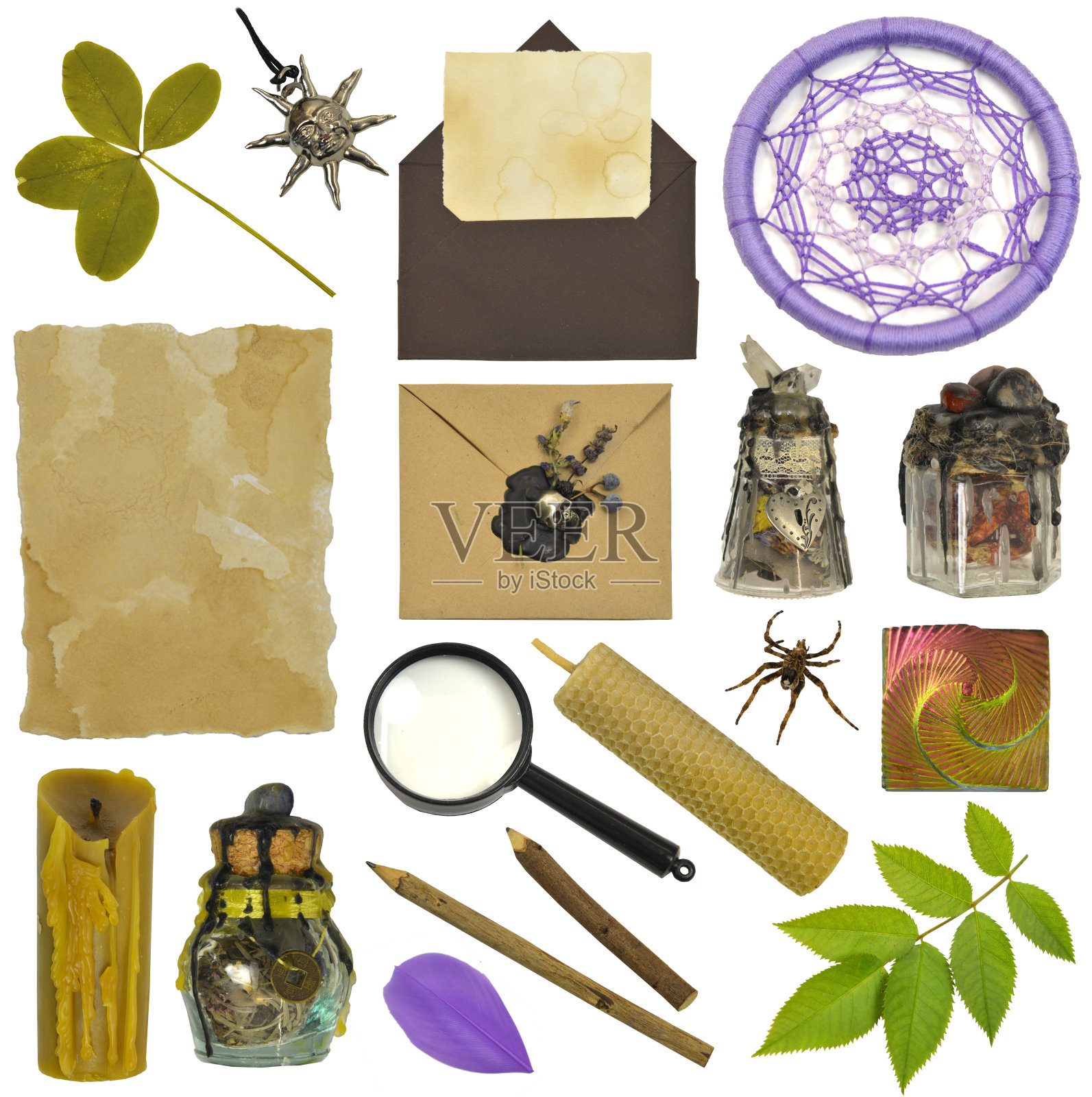 设计与魔法女巫瓶，四叶草，蜡烛和手工制作的信封。神秘的万圣节概念。照片摄影图片