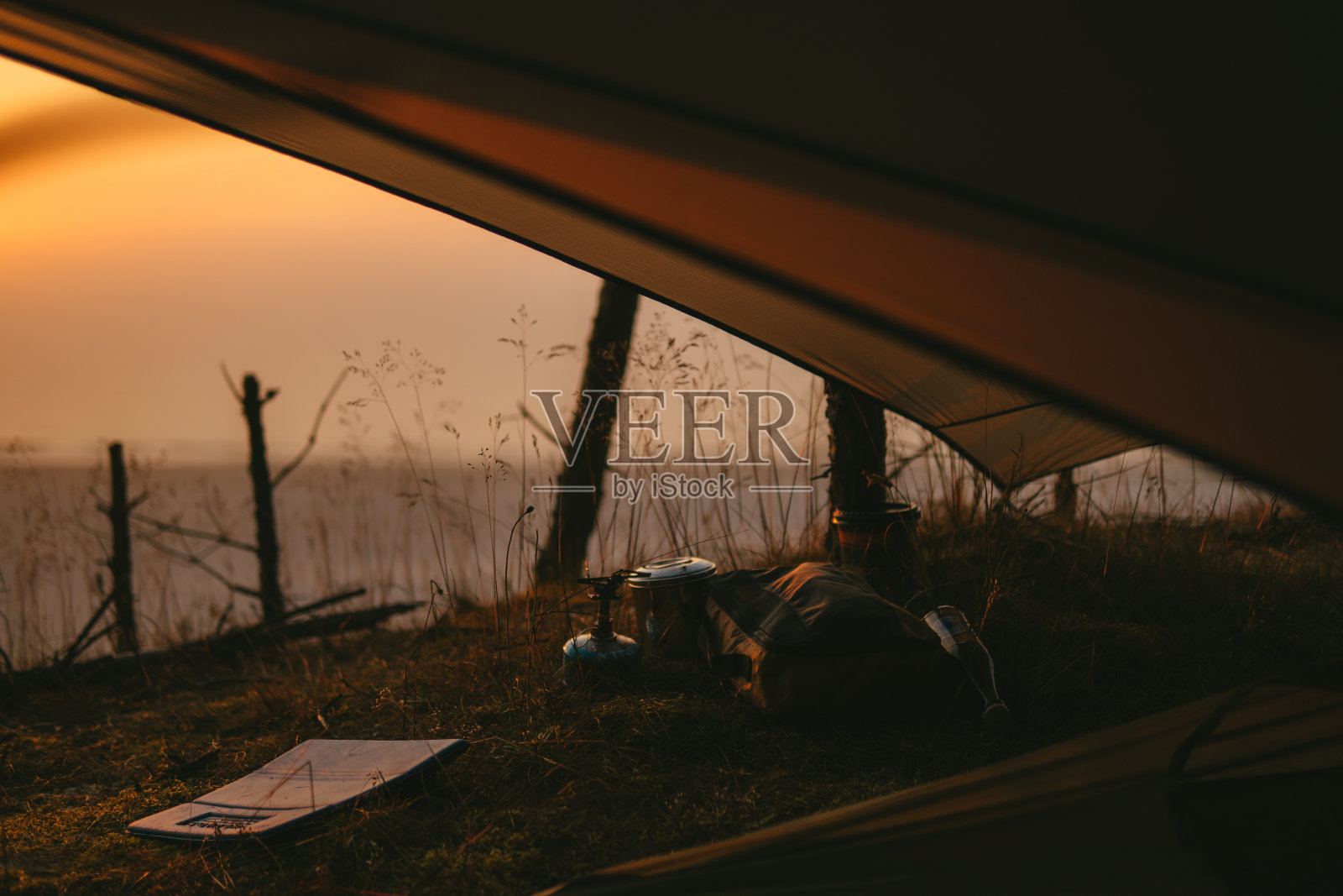 日落时的海滩露营。自然消退照片摄影图片