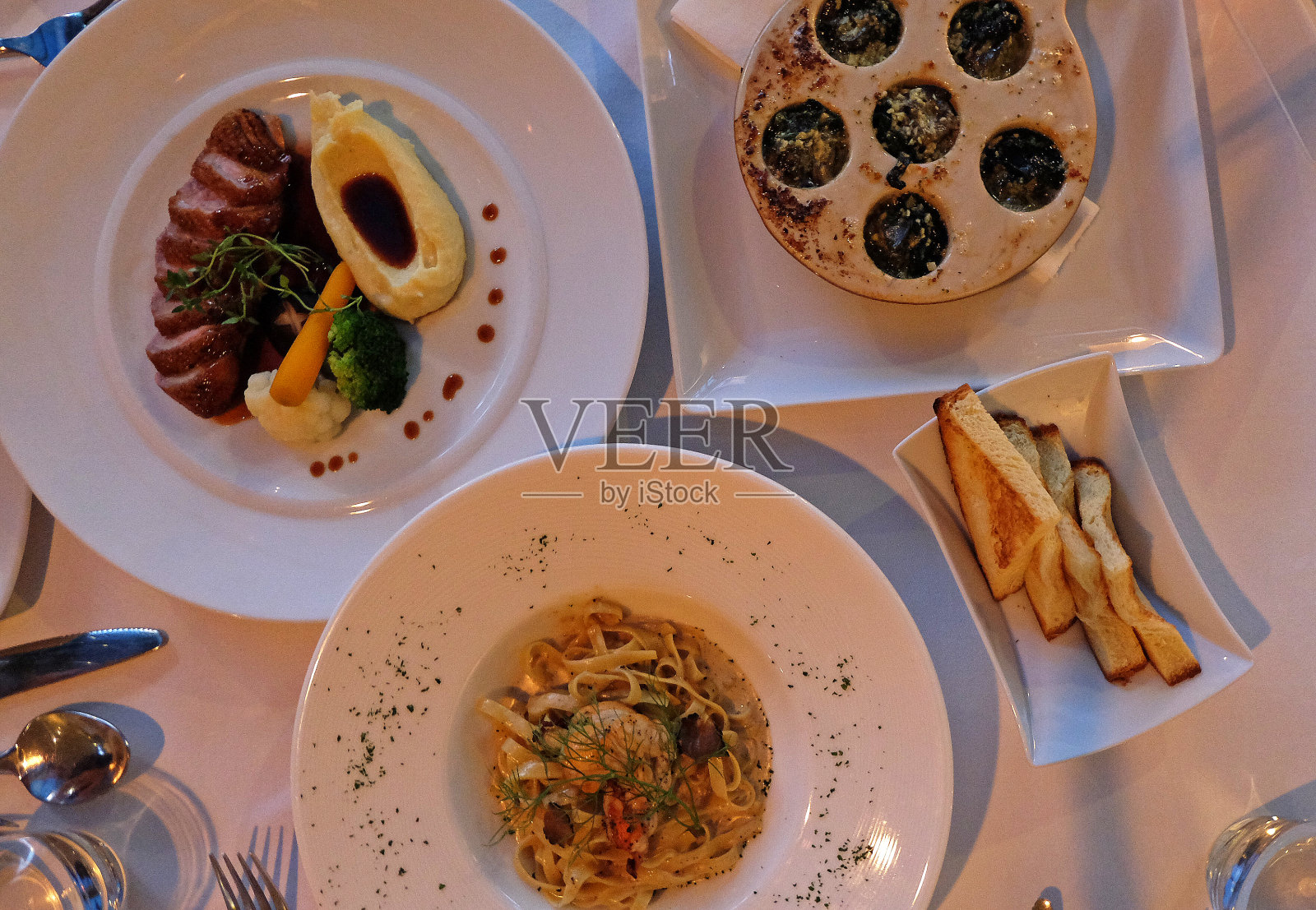 龙虾爪和黑松露意大利宽面配蜗牛和烤鸭胸照片摄影图片