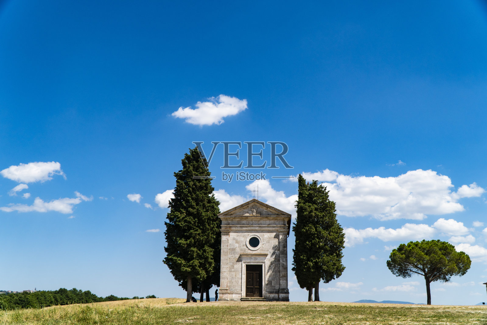 意大利圣基里科·德·奥西亚，托斯卡纳风景与古老的圣母小教堂照片摄影图片