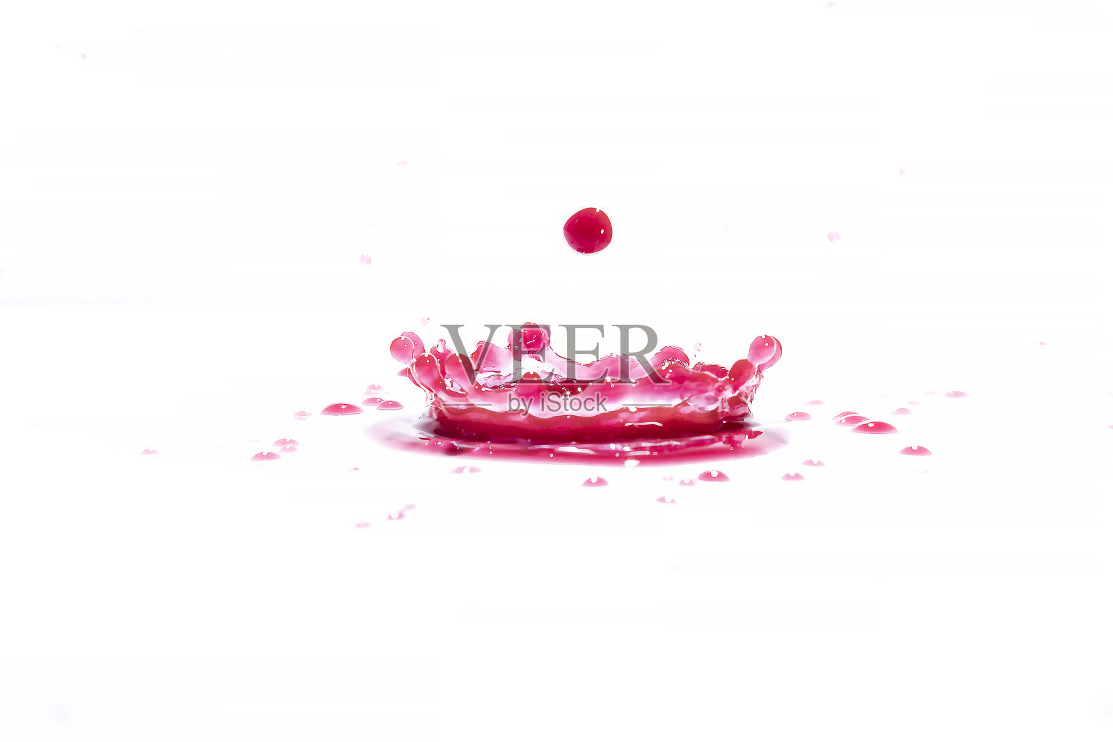 红色的水溅在白色的背景上照片摄影图片