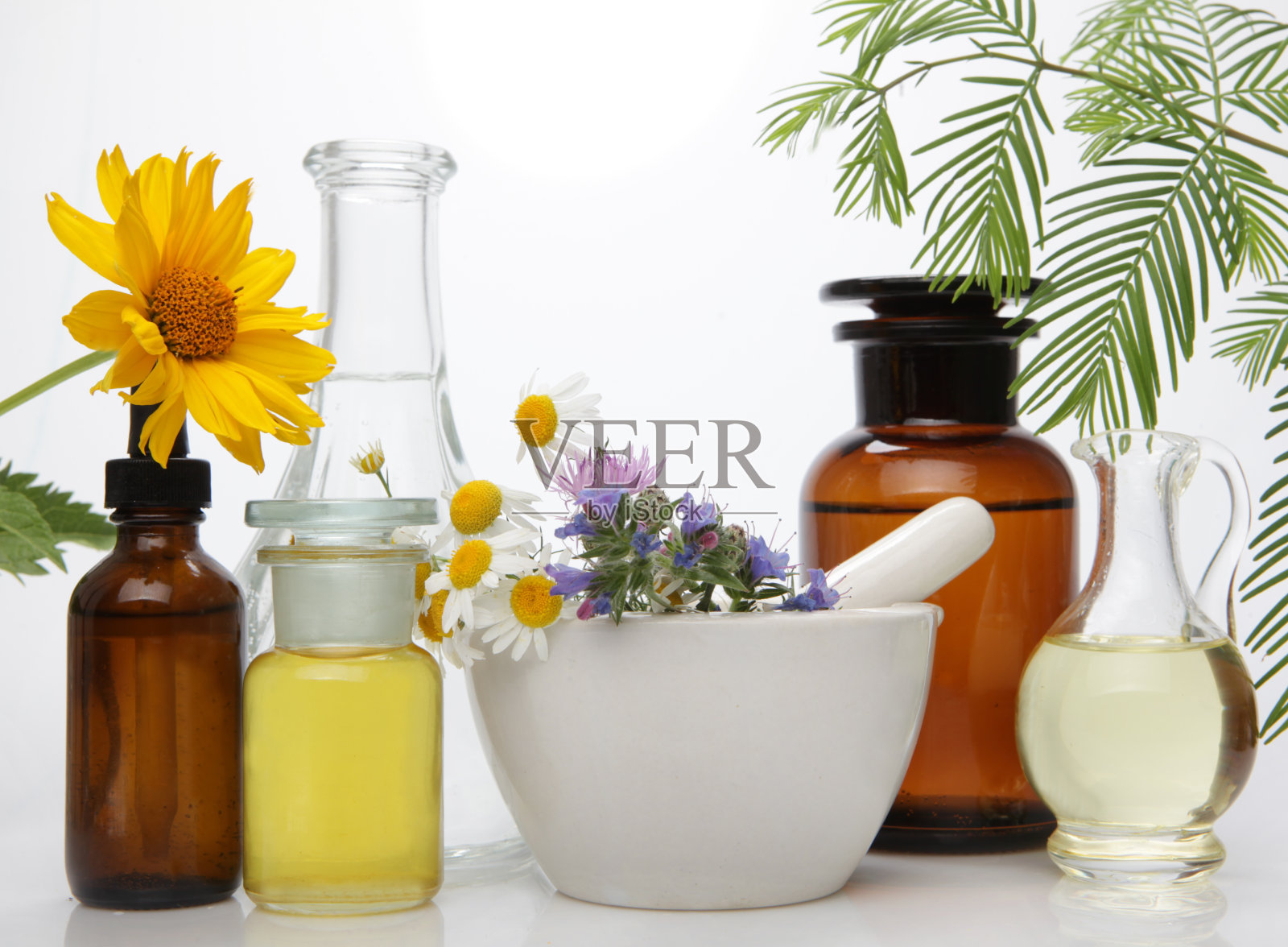 用玻璃瓶组成的白色底色的身体护理有机化妆品。照片摄影图片