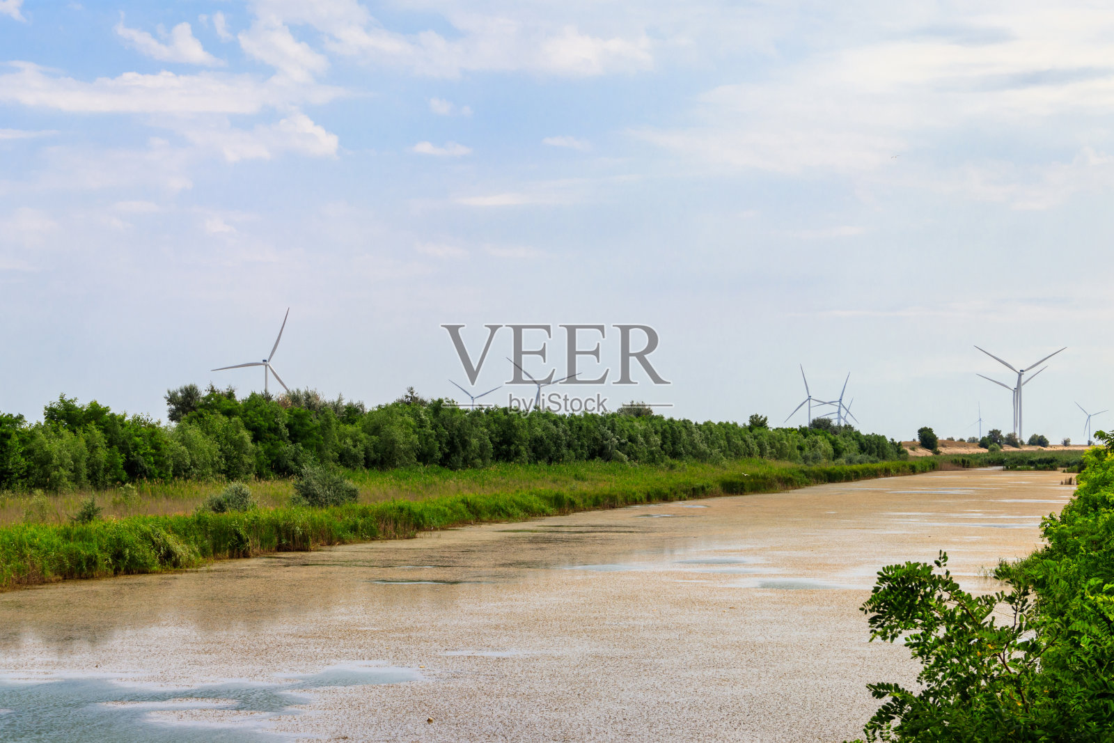 风力涡轮机和北克里米亚运河在科尔森地区，乌克兰。风力发电站。可再生能源照片摄影图片