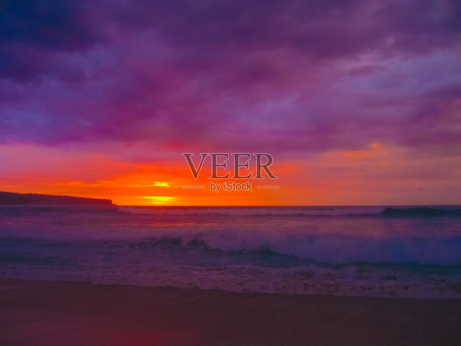 太阳在海洋上落下的图像照片摄影图片