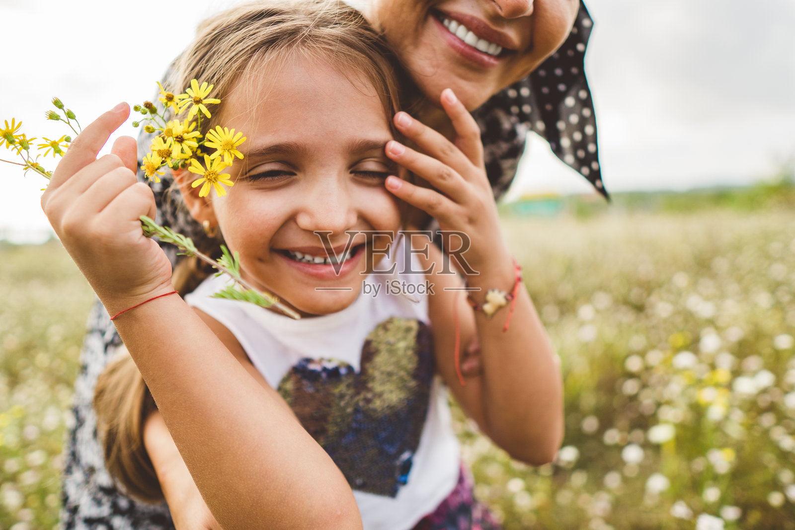 快乐的年轻母亲和她的女儿照片摄影图片