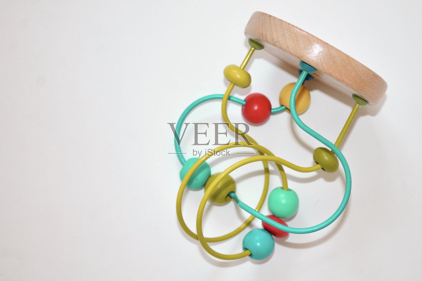 彩色儿童玩具孤立在白色背景。开发物流用珠子迷宫玩具。照片摄影图片
