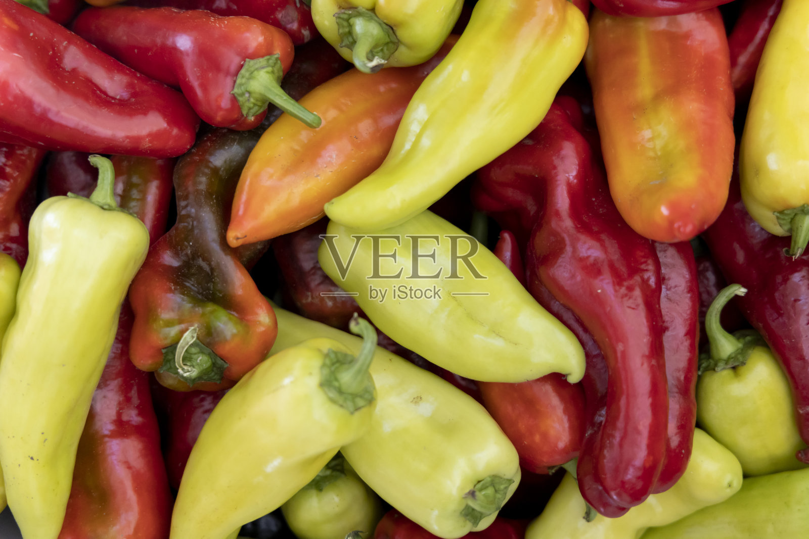 新鲜辣椒的背景。青椒和红椒。从上面的观点照片摄影图片