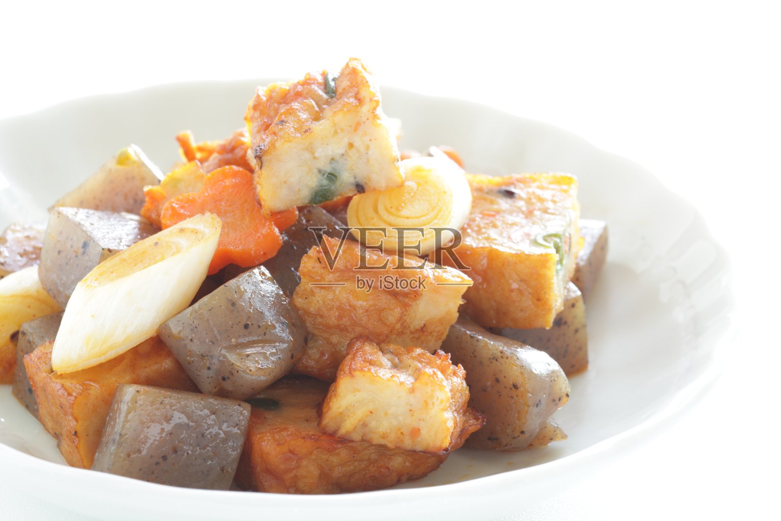 日式料理，鱼饼和宫芋炒照片摄影图片