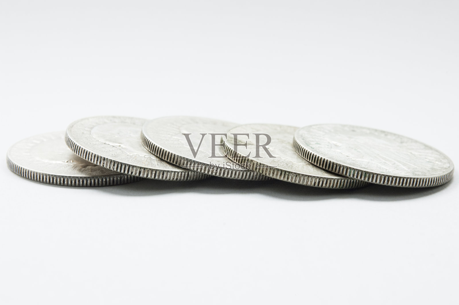 白色背景上的旧银币的线边照片摄影图片