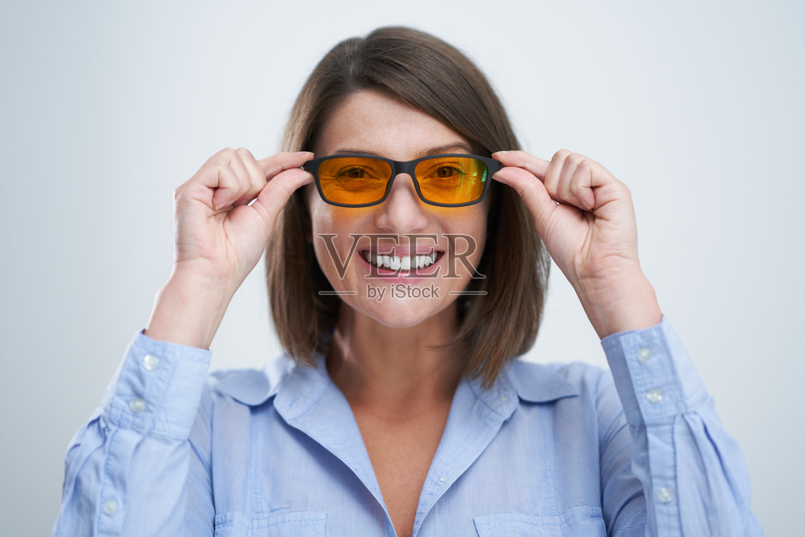 迷人的女人戴黄蓝色挡眼镜孤立在白色背景照片摄影图片