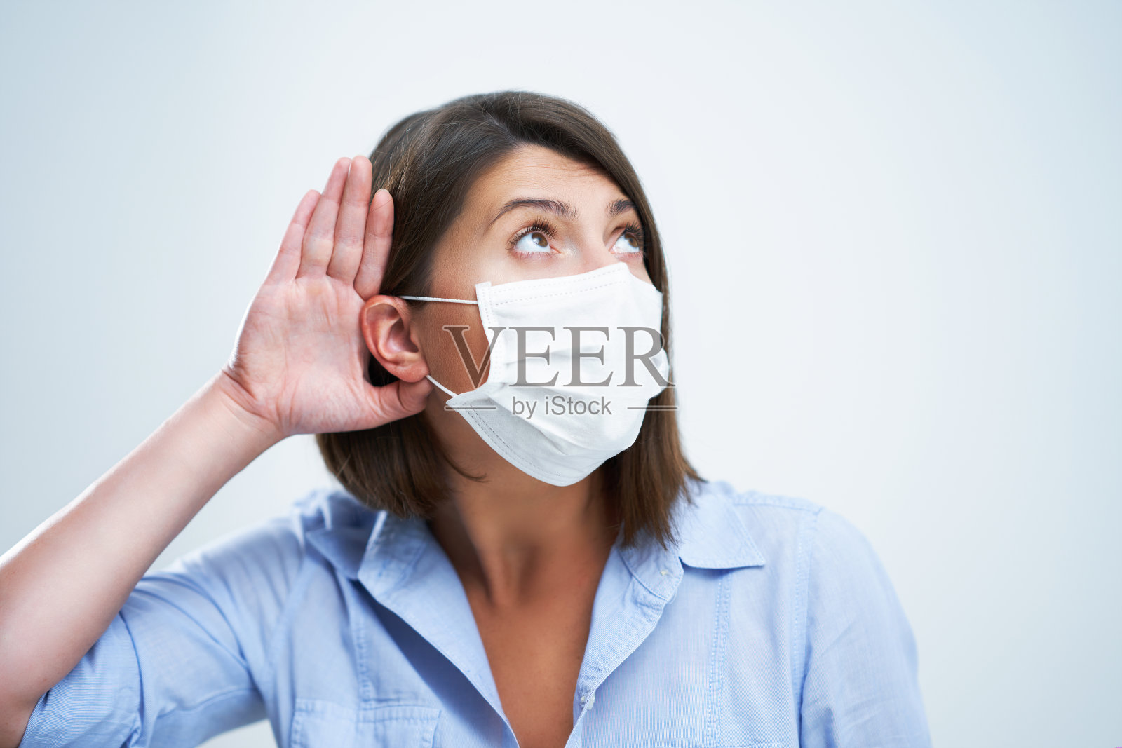 迷人的女人戴着防护面具隔离在白色背景照片摄影图片