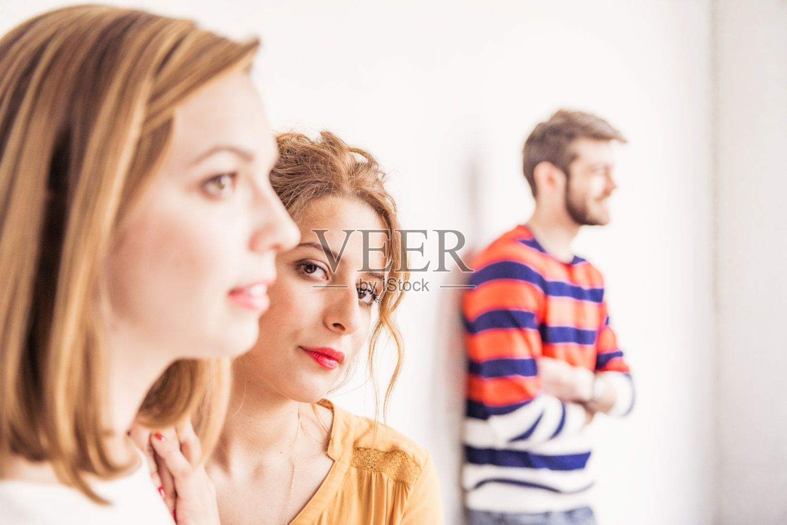 两个女性朋友在聊天照片摄影图片