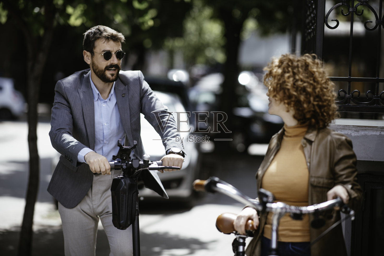 愉快的商业伙伴聊天和散步在城市户外库存照片照片摄影图片