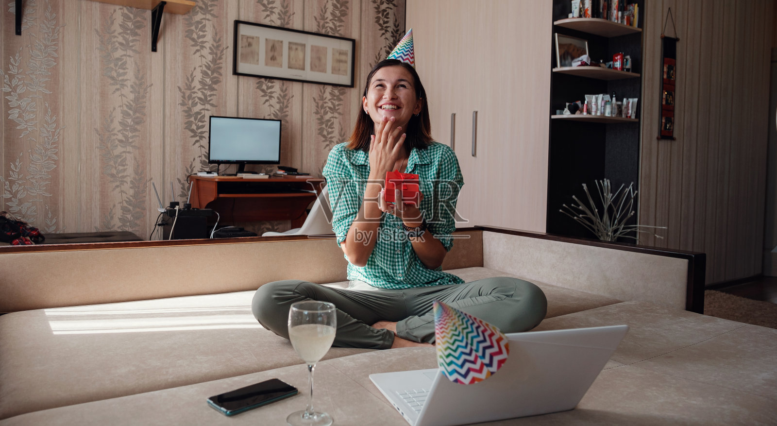 隔离期间女孩在网上庆祝生日。照片摄影图片