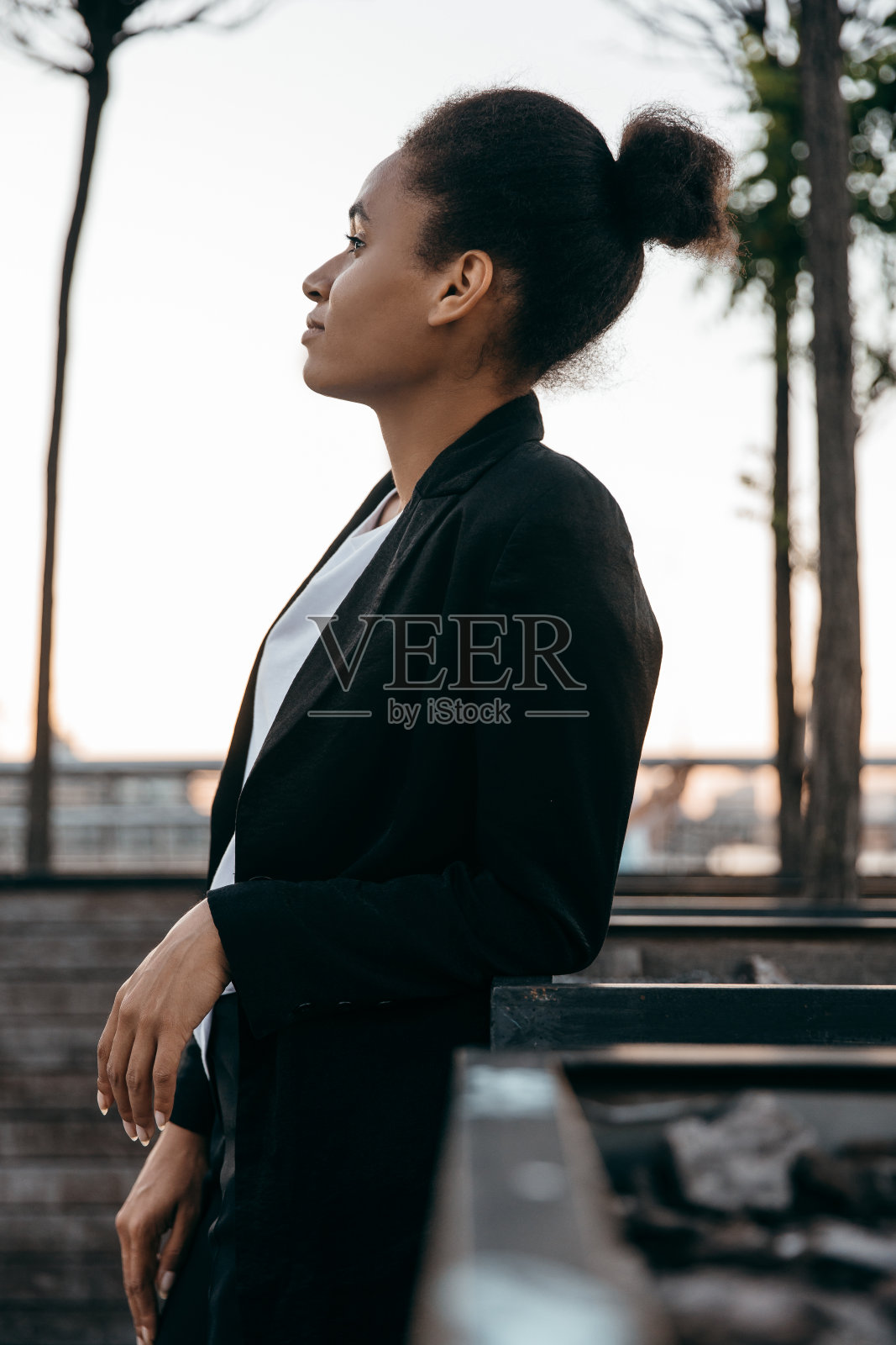 美丽的非洲女商人的肖像穿着西装在城市的背景。照片摄影图片