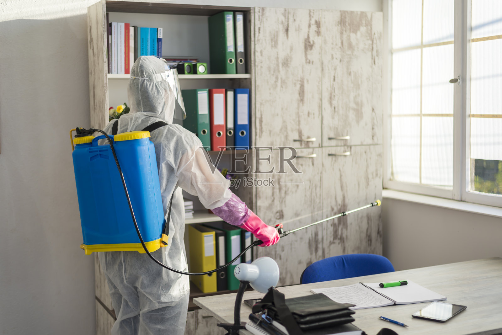 卫生干事清洁和消毒办公室的Covid - 19照片摄影图片