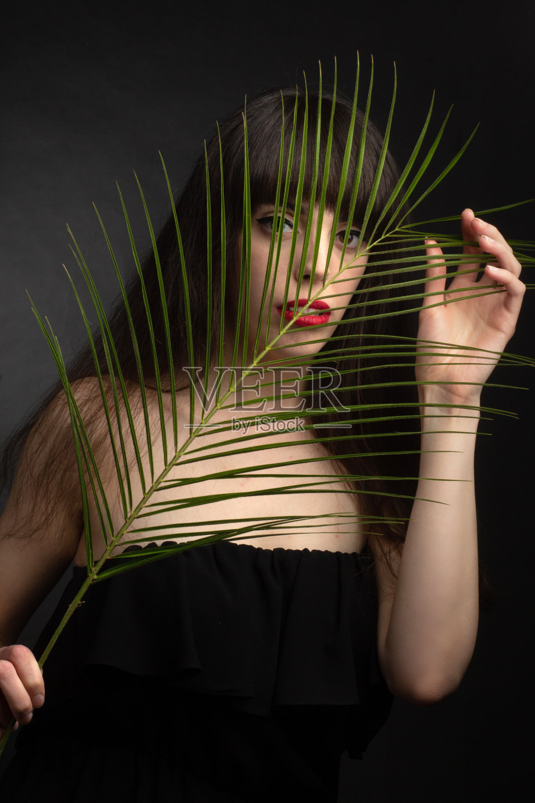 黑发长发，露肩，照片摄影图片