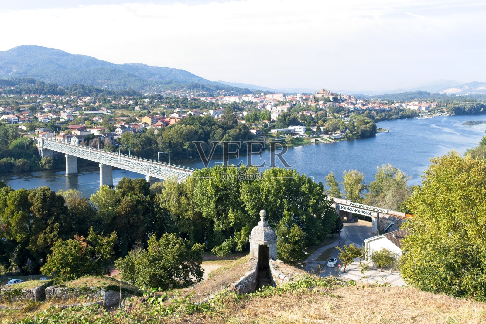 全貌Valença do Miño在葡萄牙，Miño和Tui河在西班牙照片摄影图片