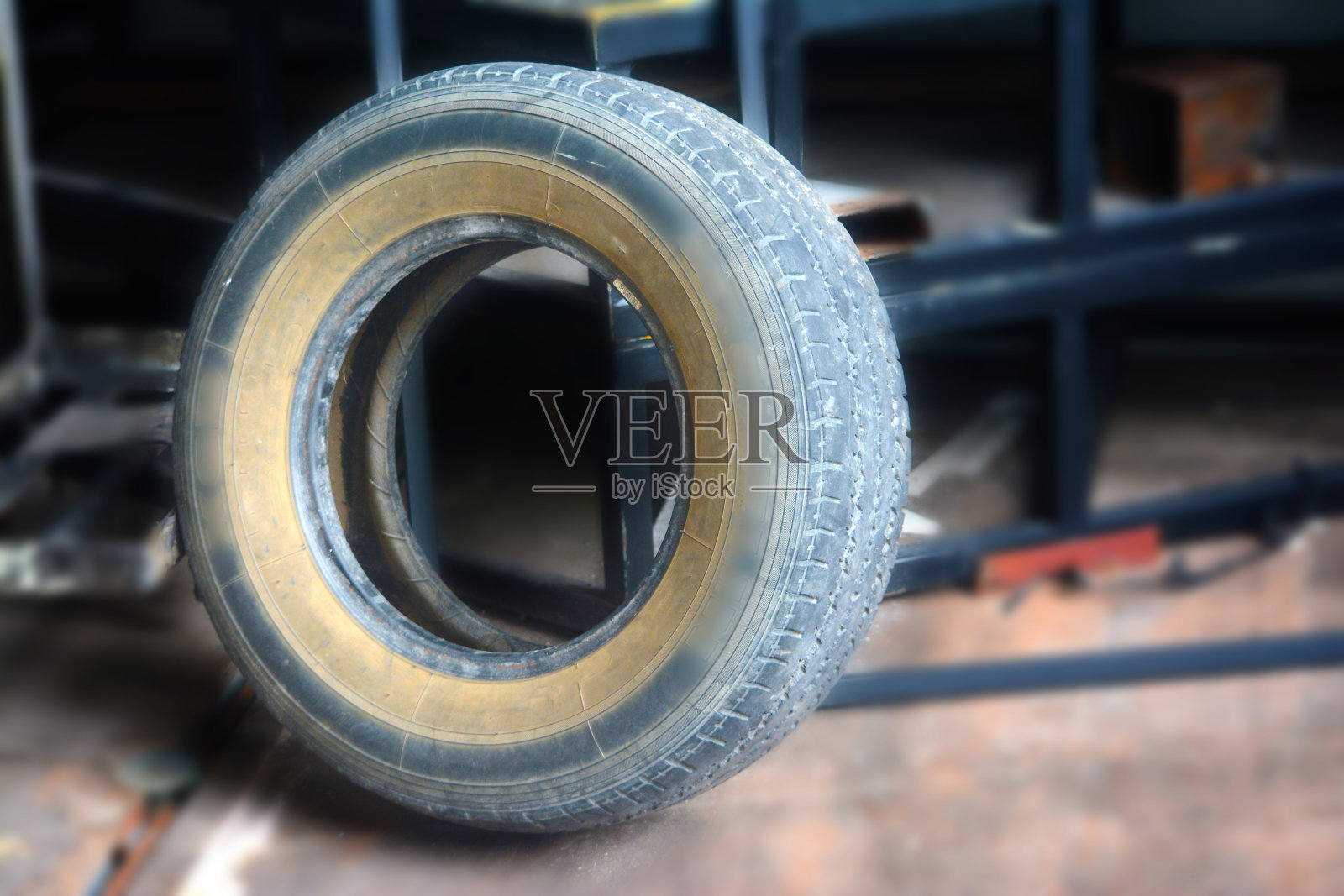 车库里的旧轮胎照片摄影图片