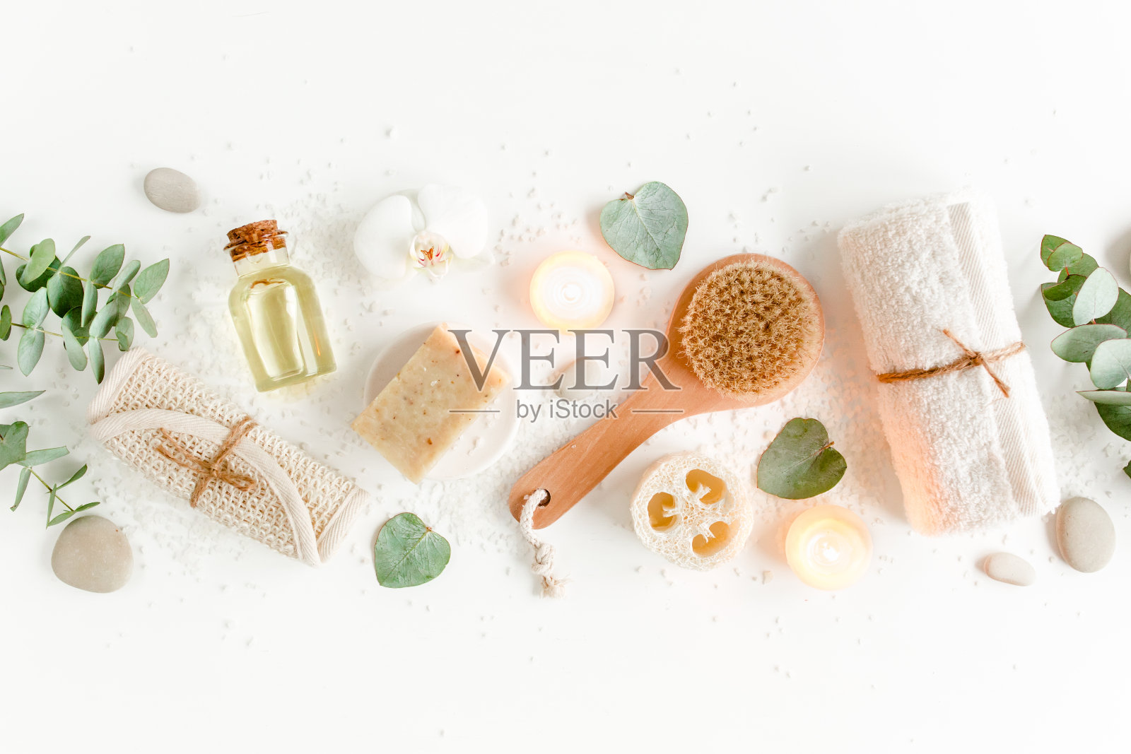 水疗中心的背景。天然，有机水疗化妆品，环保浴室配件，桉树叶。白底护肤理念照片摄影图片