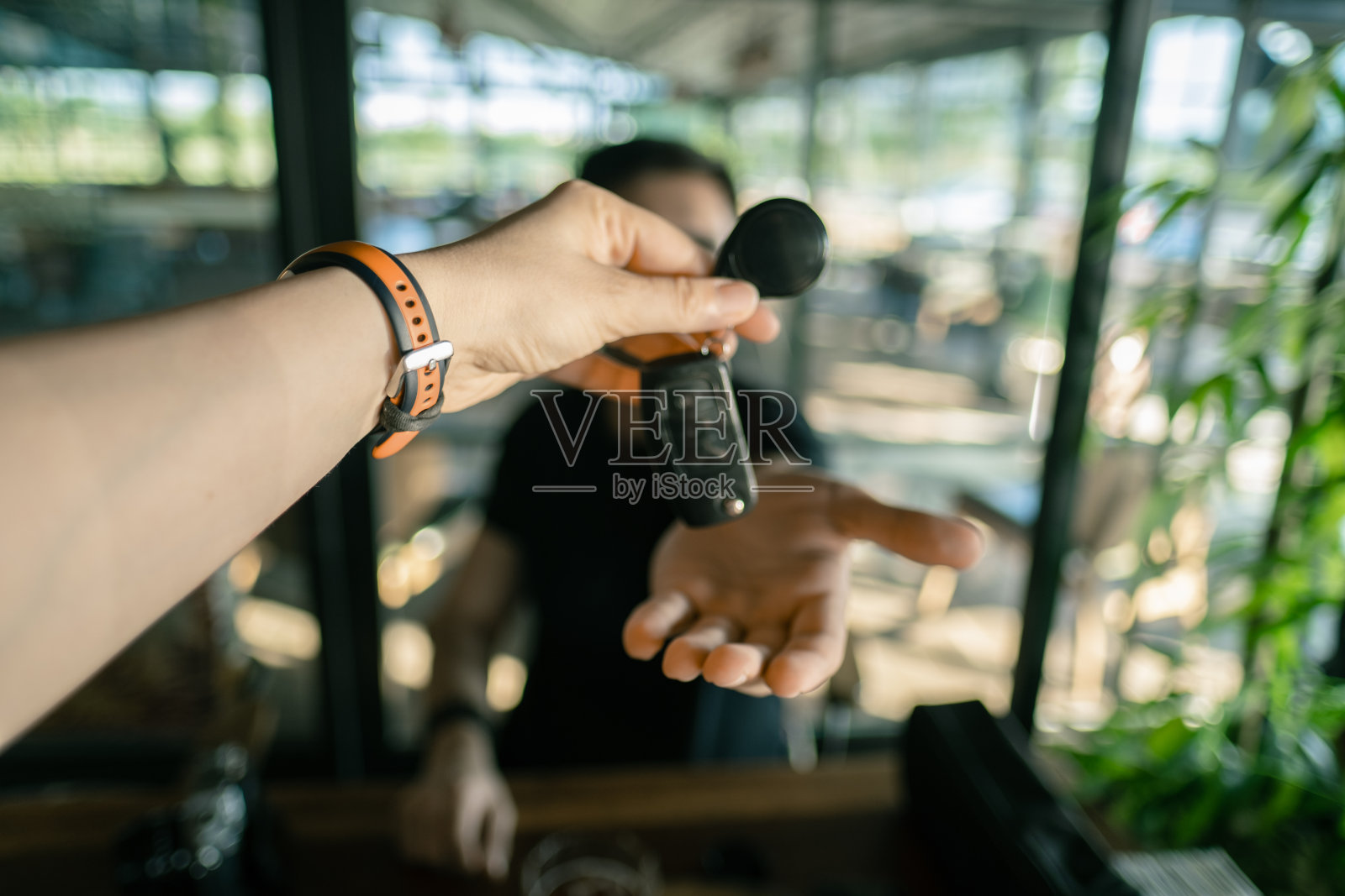 把车钥匙给我照片摄影图片