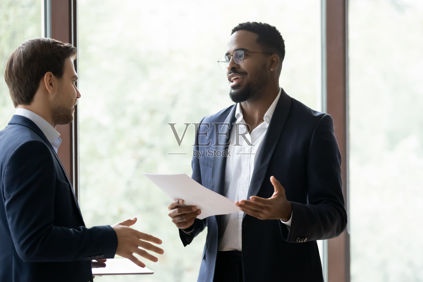 非洲和高加索男性商业伙伴谈判照片摄影图片