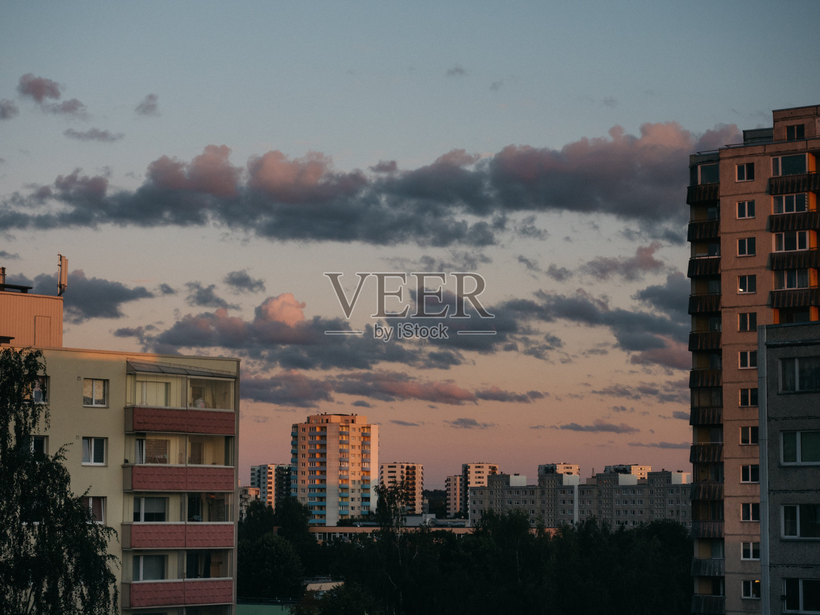 日落时分典型的社会主义公寓楼照片摄影图片