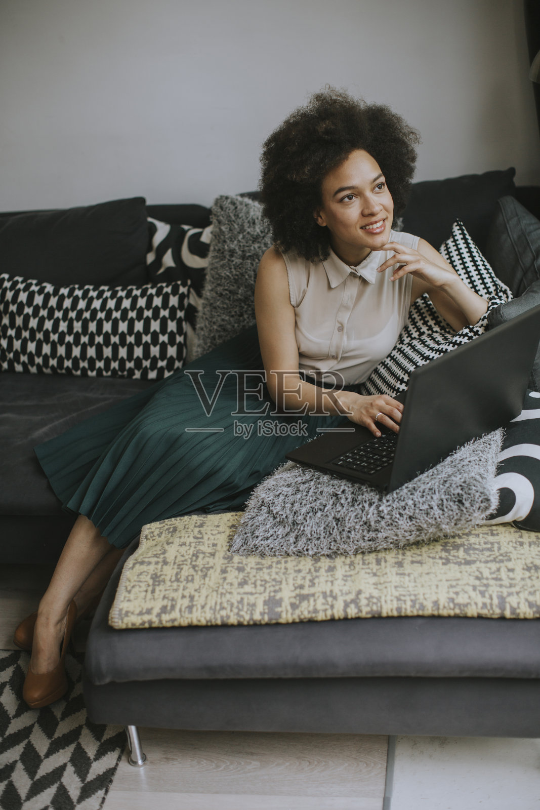 漂亮的年轻女子在家里用笔记本电脑工作照片摄影图片