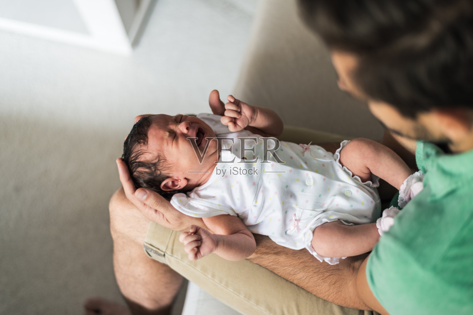 父亲安慰新生婴儿照片摄影图片