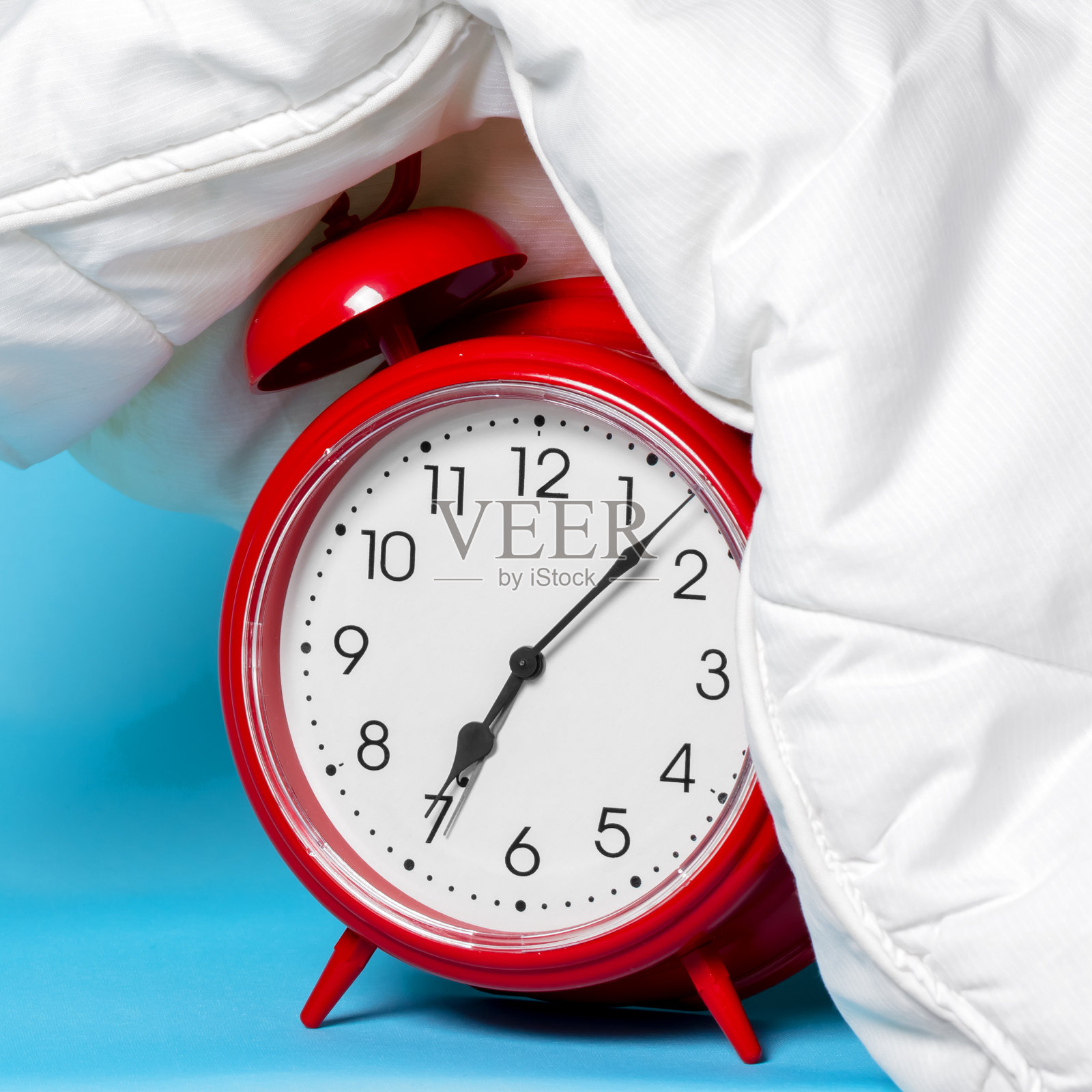 枕头下的闹钟-不想醒来的概念照片摄影图片