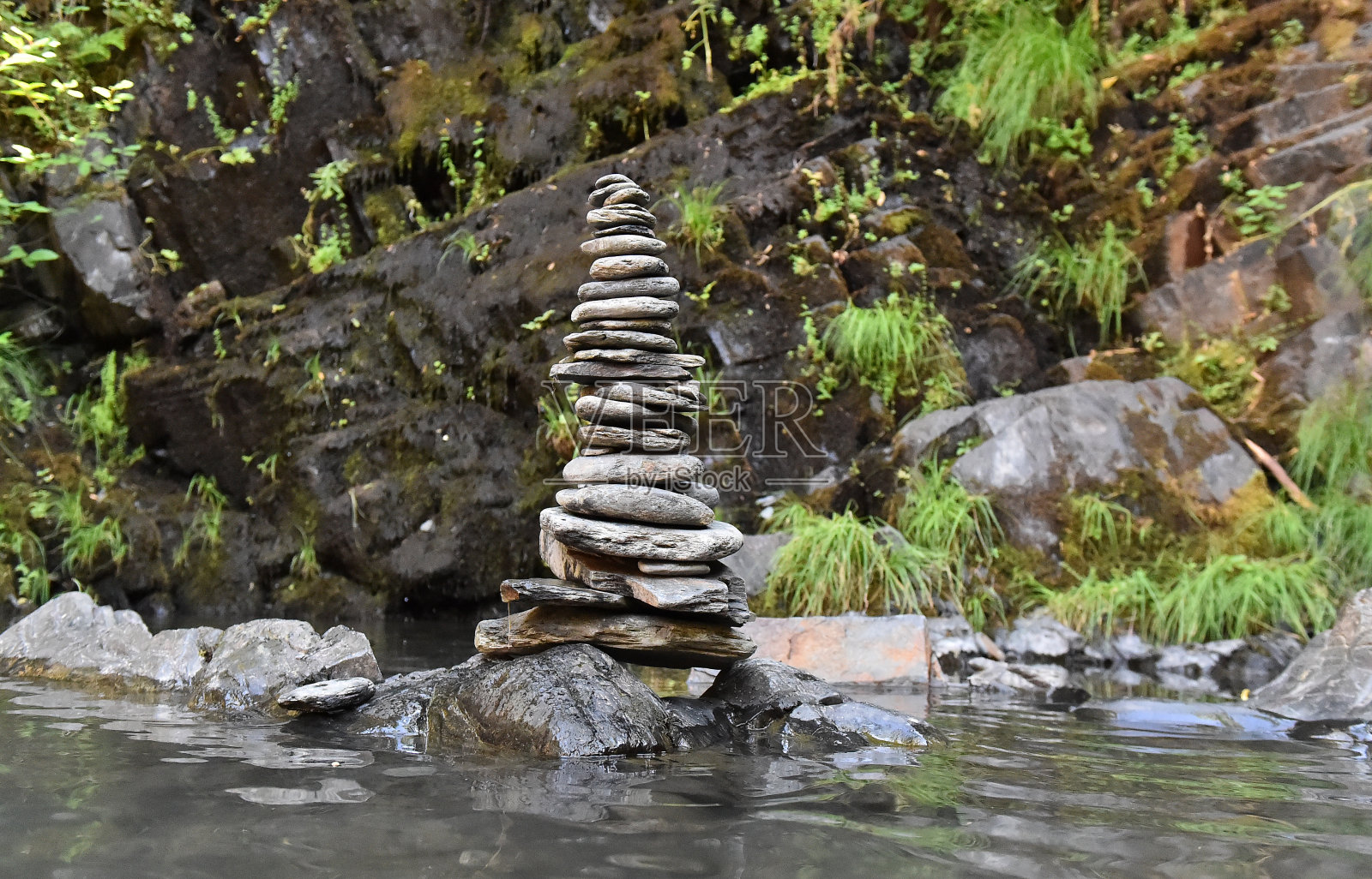 水上的石塔照片摄影图片