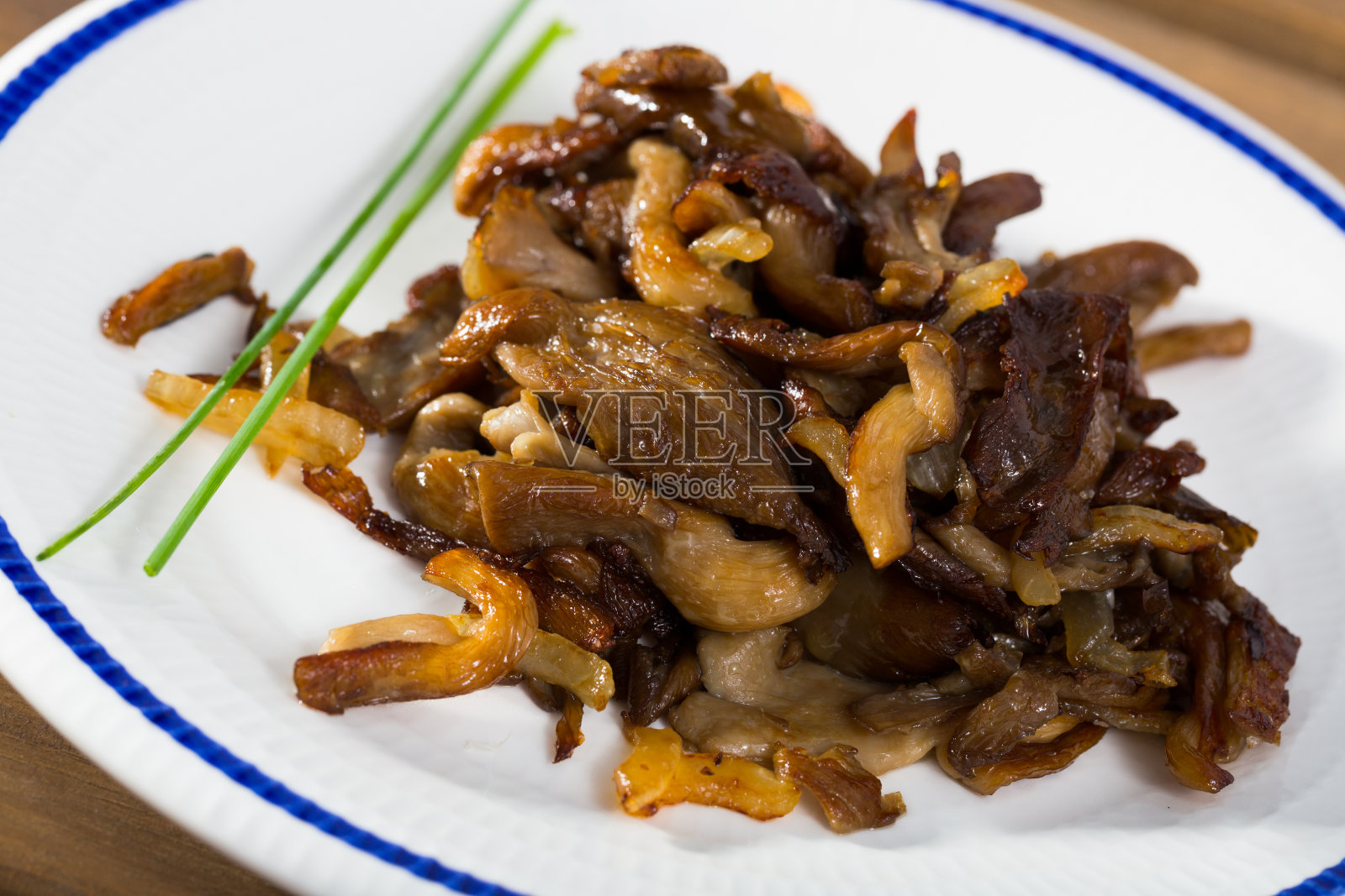 洋葱炒蘑菇照片摄影图片