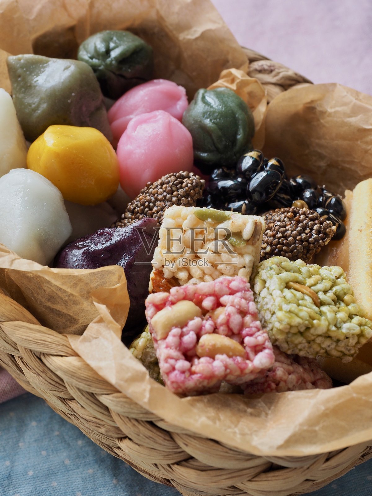 韩国美食松糕、半月形年糕、甜米泡芙、秋夕菜照片摄影图片