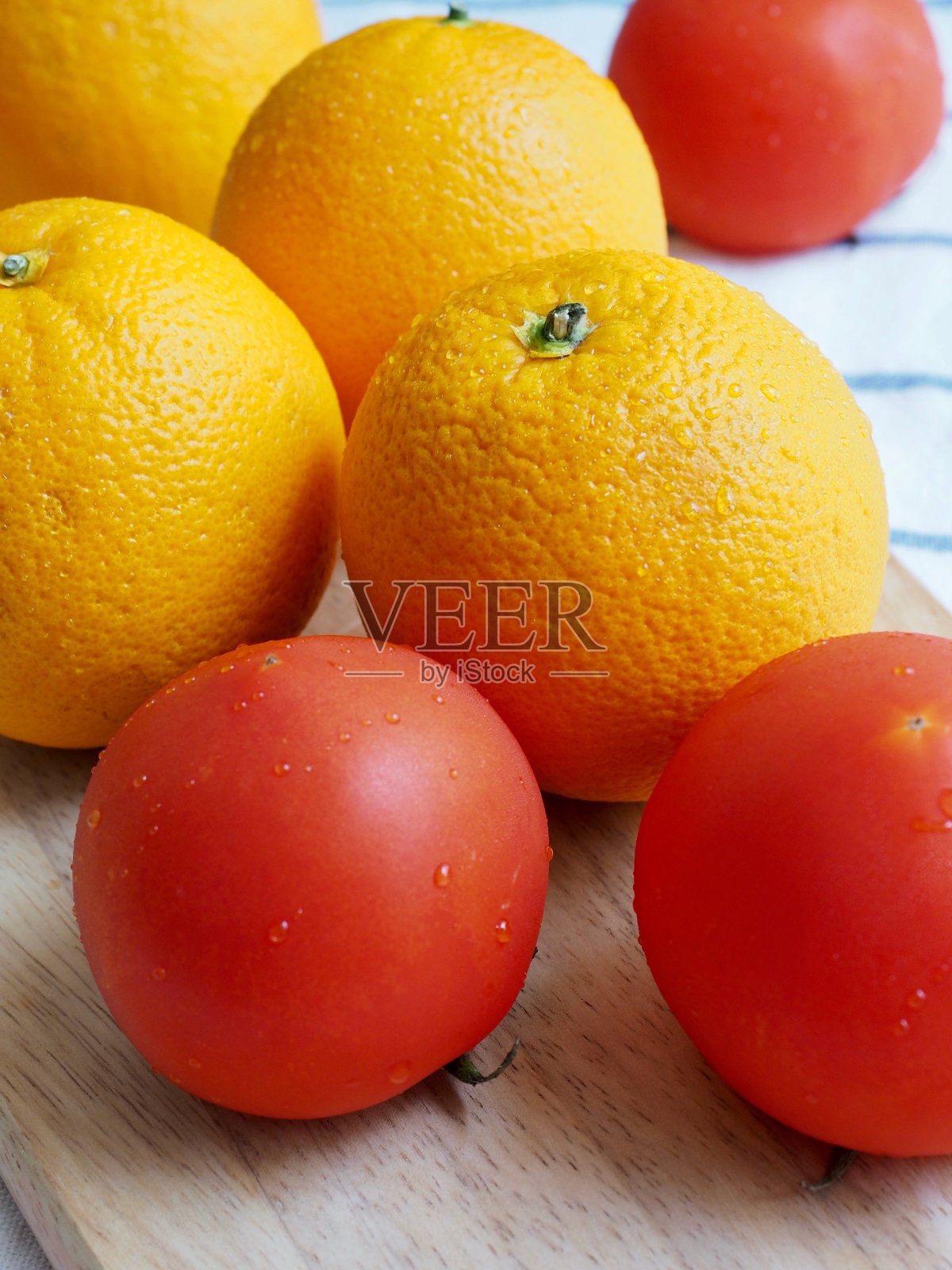 新鲜有机水果，橙子和番茄照片摄影图片