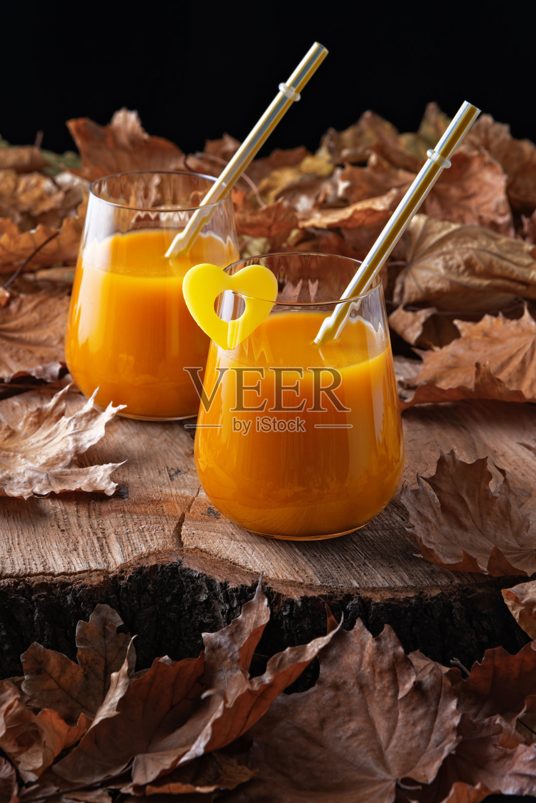 秋天的静物有桃汁和落叶照片摄影图片