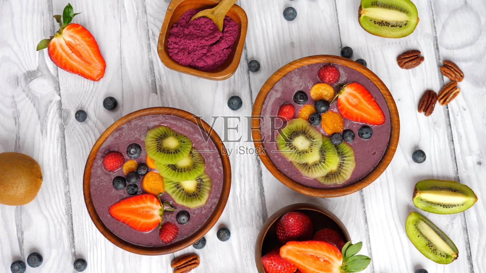 超级食物冰沙碗与新鲜水果，坚果和蓝莓照片摄影图片