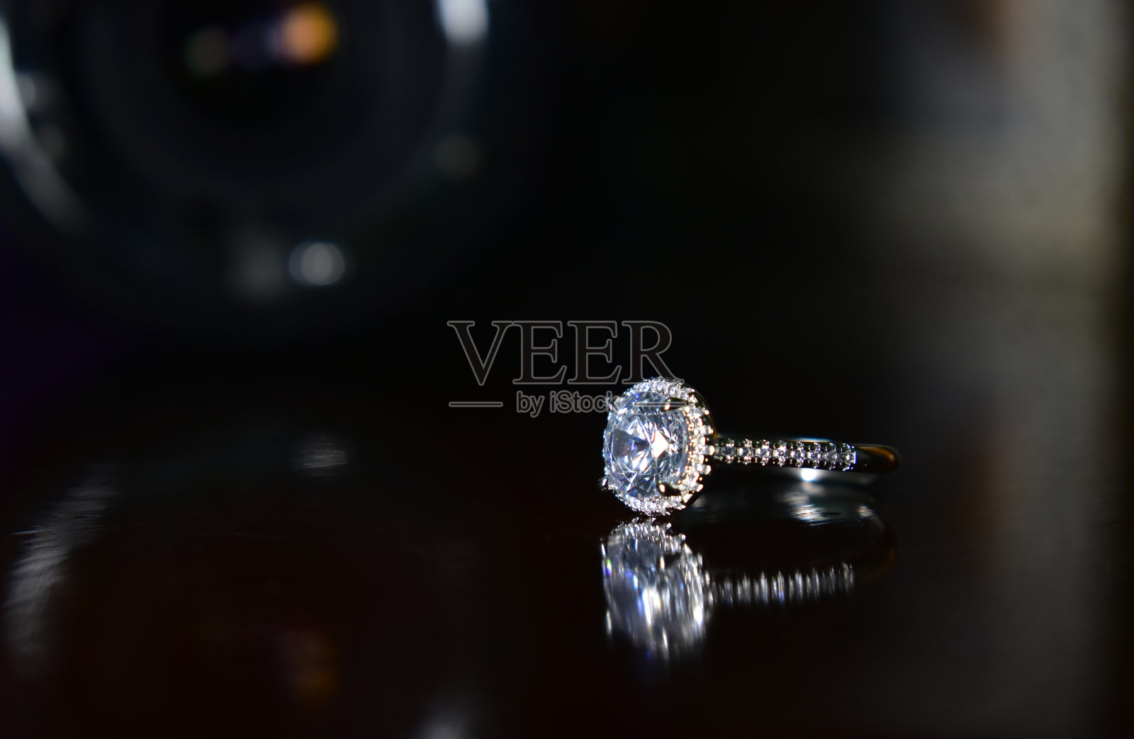 白色金钻石婚礼戒指照片摄影图片