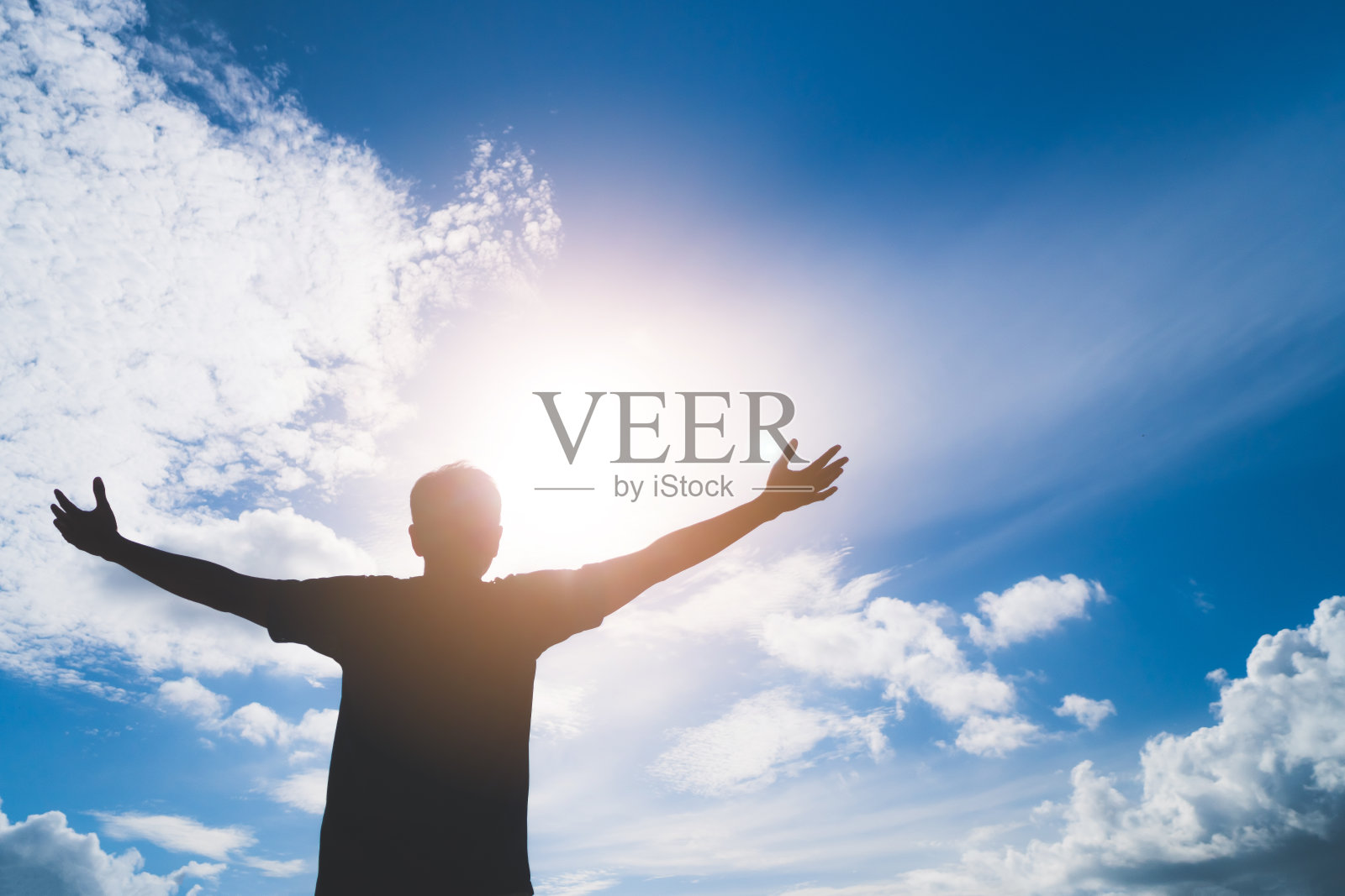 男人背包环游世界，自由放松的生活理念。照片摄影图片