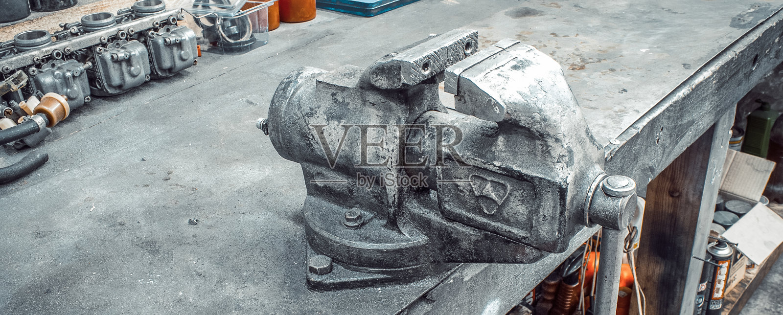 金属工作台与手动虎钳特写俯视图照片摄影图片