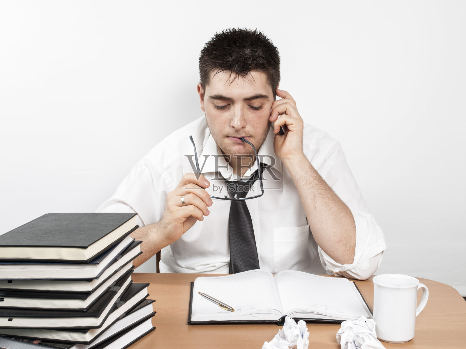 在电话中收听烦恼的人照片摄影图片