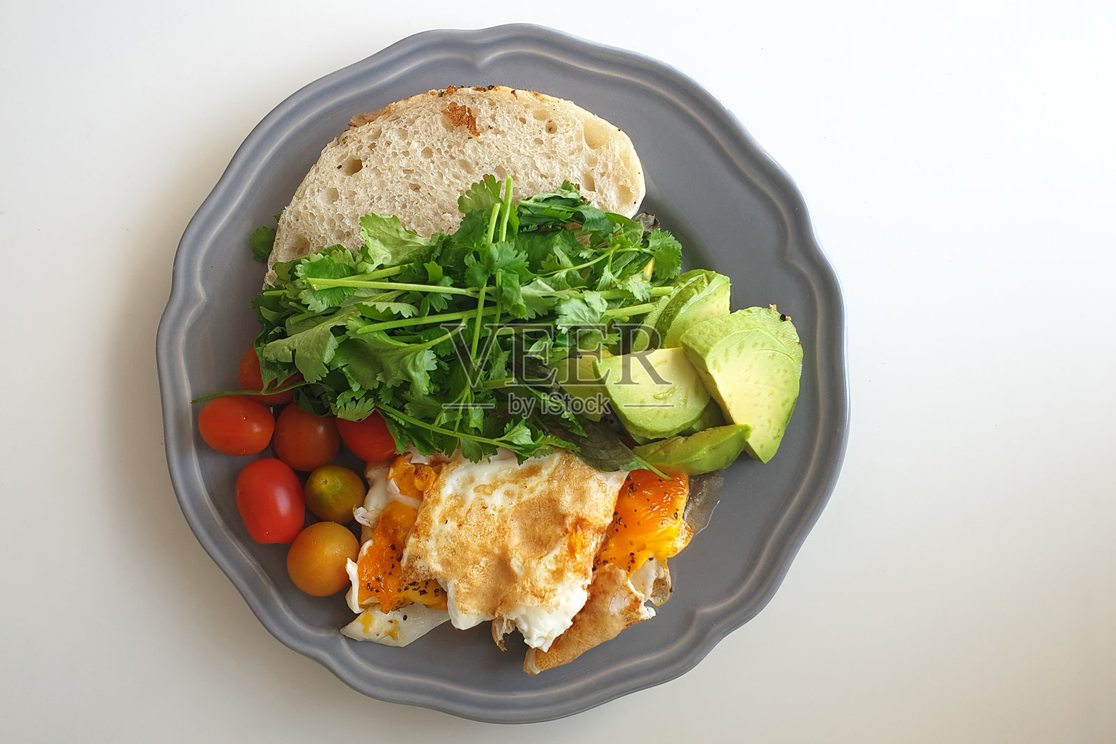 素食三明治配煎蛋和鳄梨片照片摄影图片