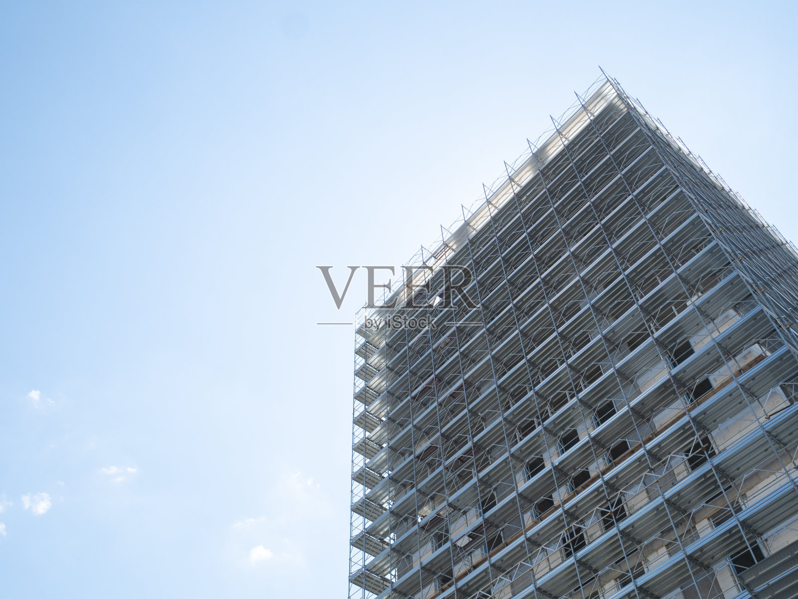 在建商业建筑：现代化摩天大楼开发中，新建筑照片摄影图片