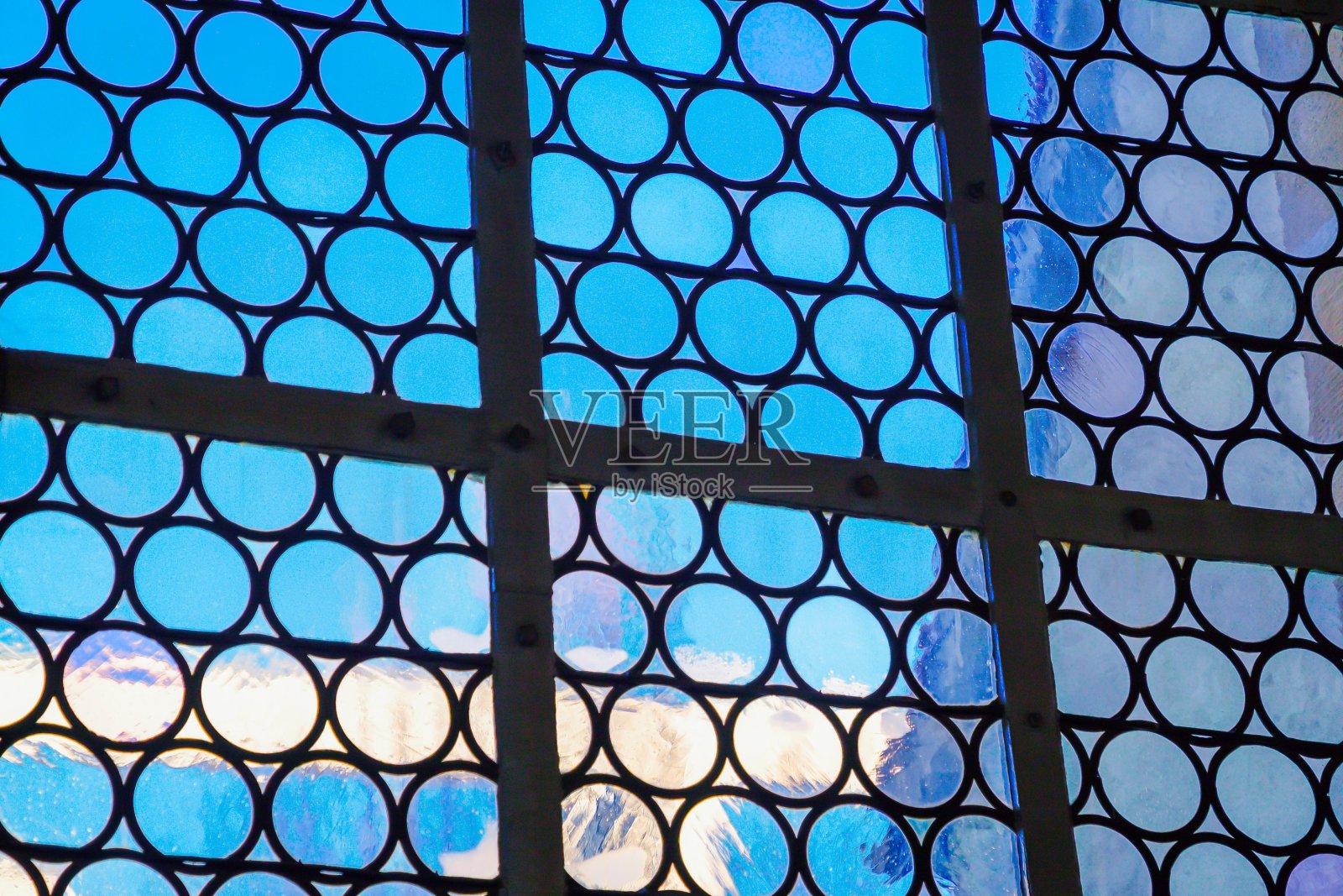 美丽的窗户，铸成的圆圈，蓝天照片摄影图片