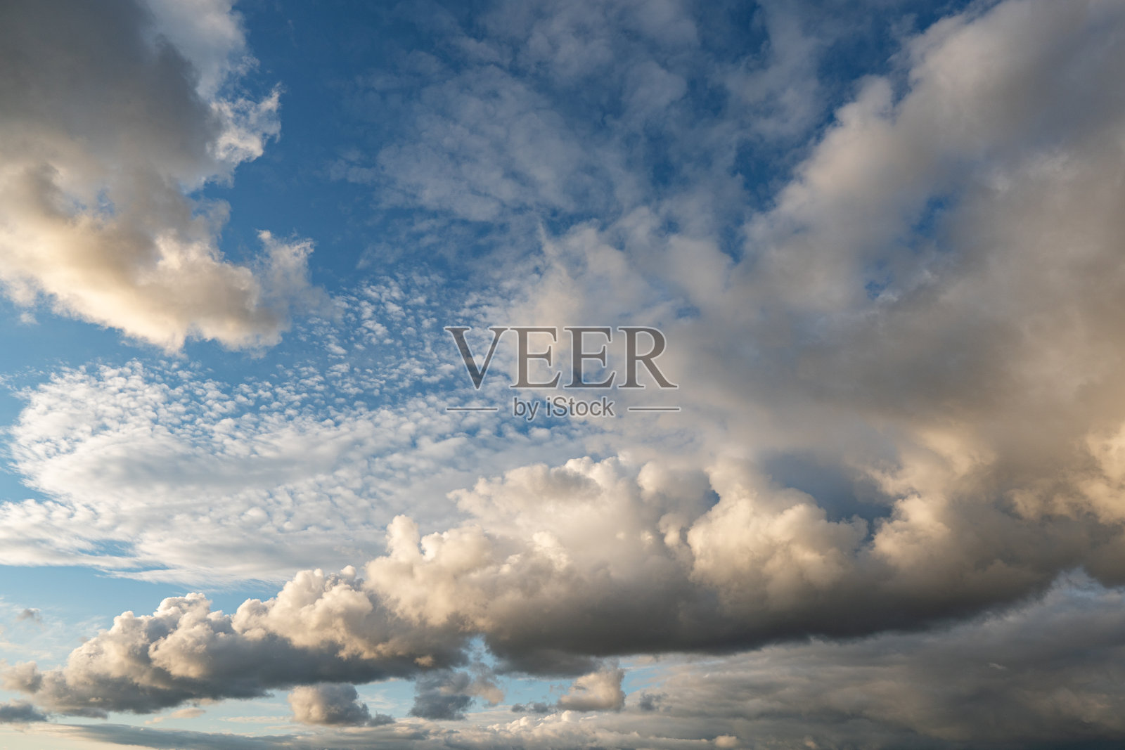 令人惊叹的壁纸天空与云彩在日落或日出时间。照片摄影图片