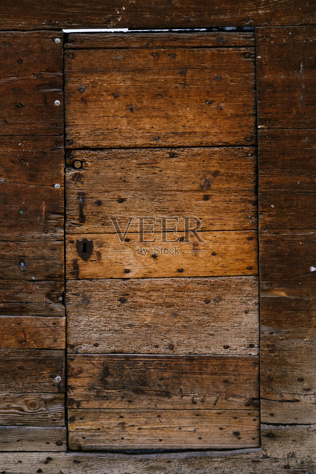 木门和古老的意大利村庄的元素。特写镜头照片摄影图片