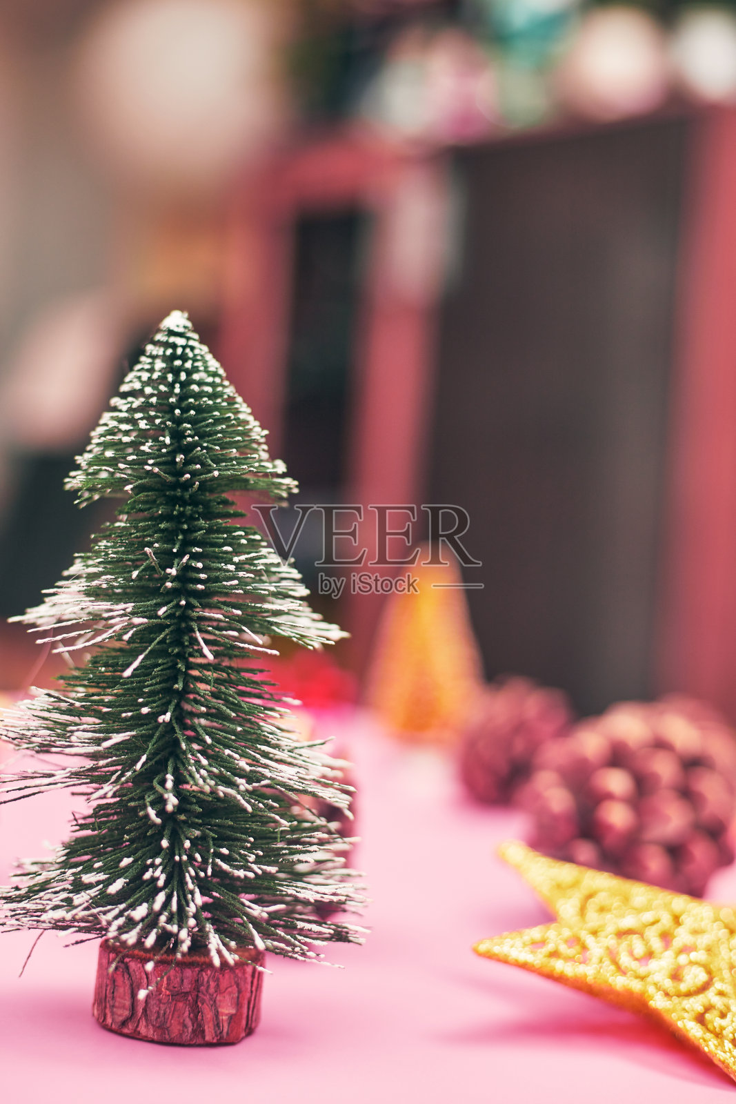 粉红色背景的圣诞装饰copyspace照片摄影图片