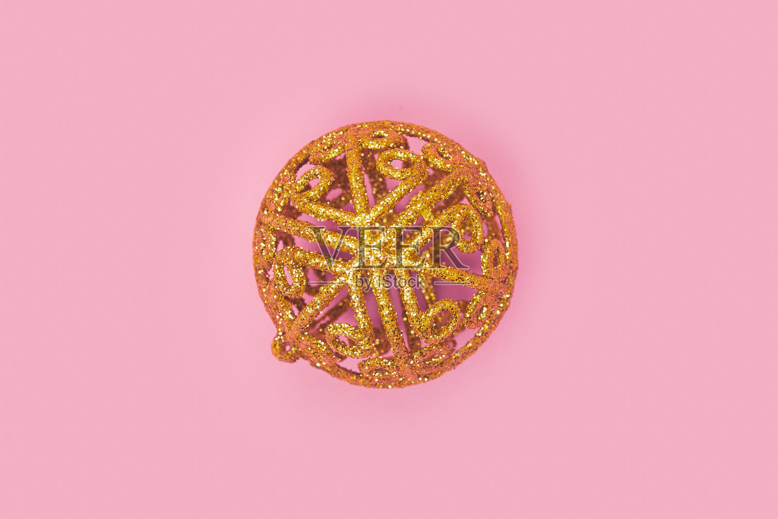 粉红色背景上的圣诞球孤立，拷贝空间，布局照片摄影图片